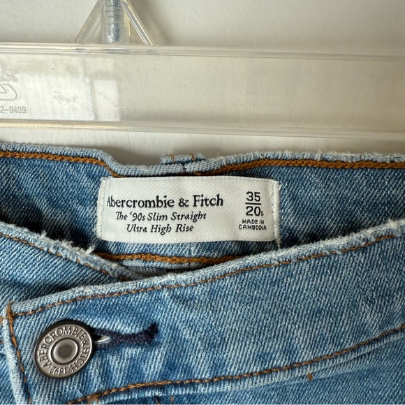 Abercrombie & Fitch Ultra High Rise 90s Straight Jean 20 / 35" Short - Picture 2 of 4